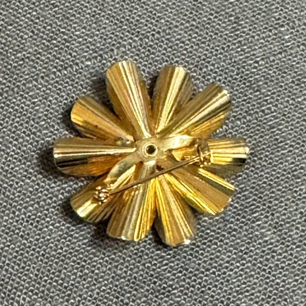 Vintage Gold Tone Pearl Center Flower Brooch Pin Jewelry Y2K 80’s 90’s Boho